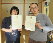 福富と平川が賞状を持っている写真